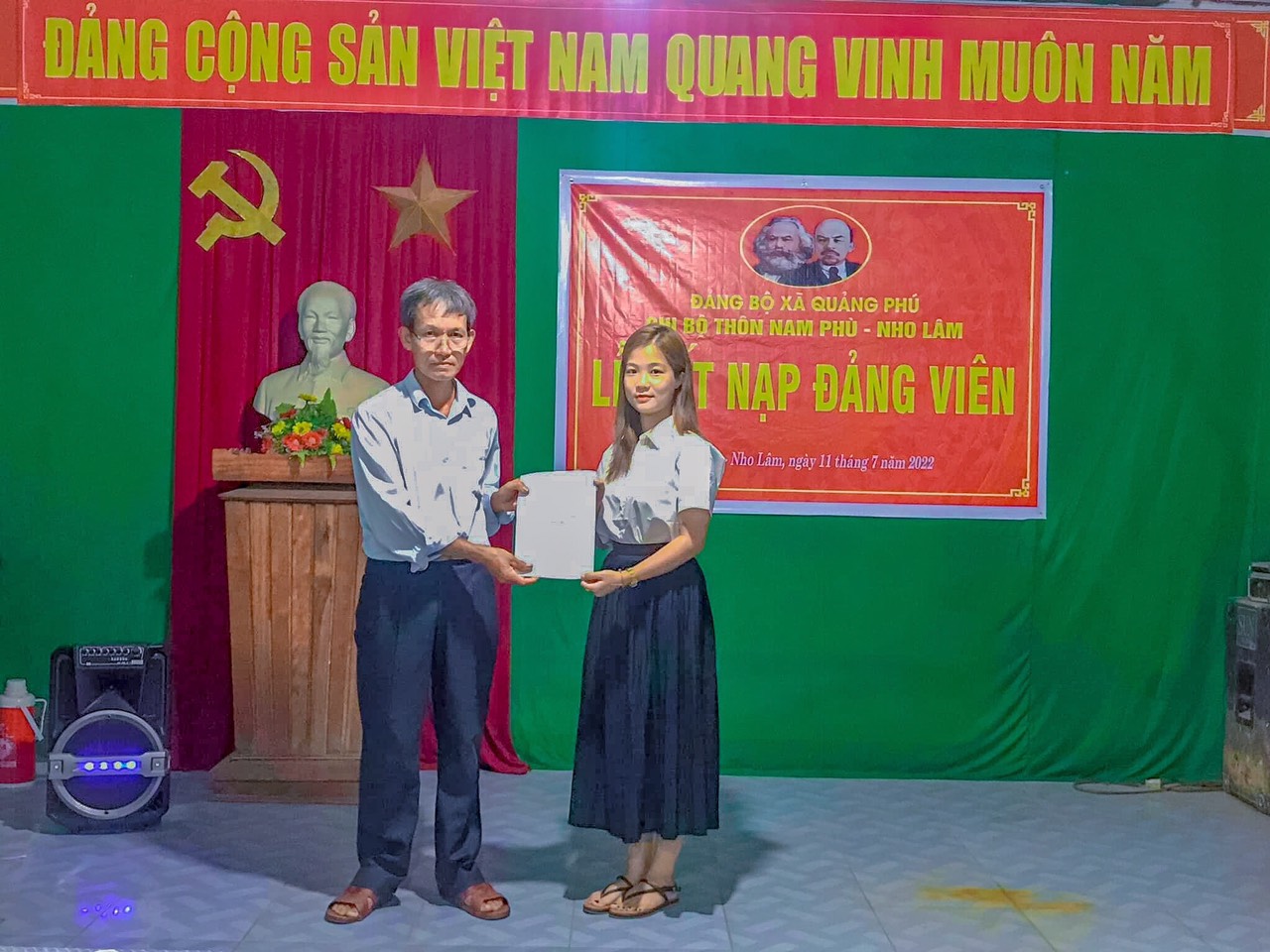 Chi bộ thôn Nam Phù_Nho Lâm kết nạp đảng viên mới