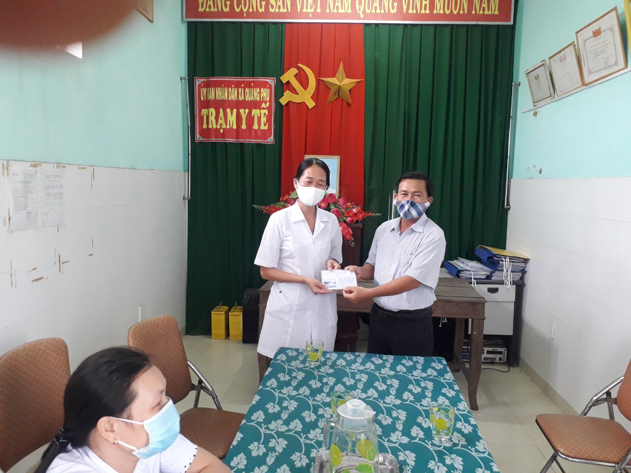 Hình ảnh: Lãnh đạo xã tặng quà đội ngũ cán bộ Trạm Y tế xã Quảng Phú.